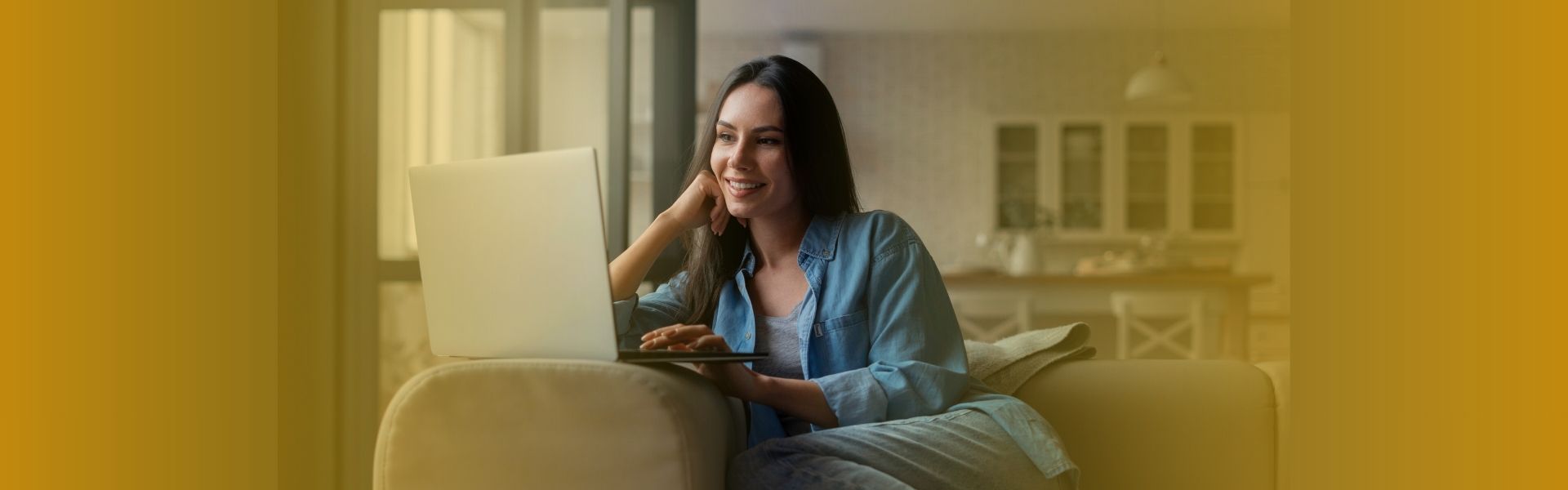 Mulher sorrindo em sessão de terapia online, ambiente acolhedor, laptop à frente, luz suave, transmite bem-estar e atenção.
